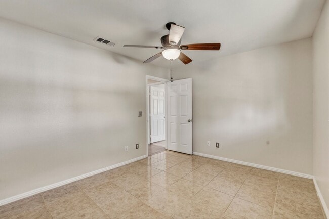 Building Photo - Upgraded 2 bedroom 2 bath upstairs condo