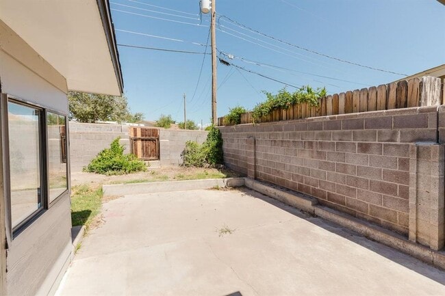 Building Photo - Cute, Clean Brick Home