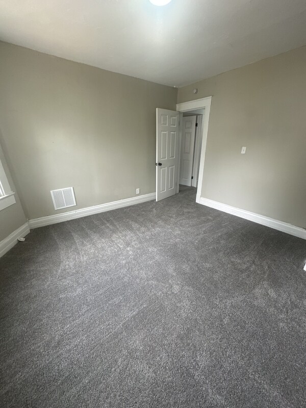 Building Photo - 1352 E 90th St