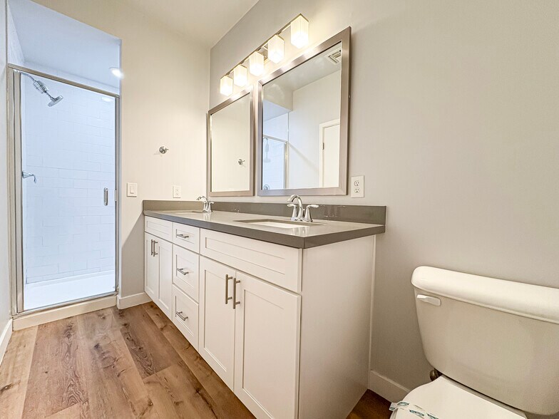 Building Photo - 1645 E Cheery Lynn Rd