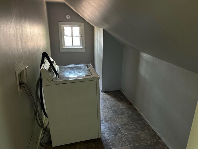 Building Photo - 3 Bedroom 1.5 Bath Home Available for Rent...