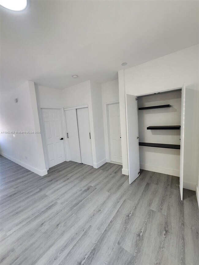 Building Photo - 2101 Normandy Dr