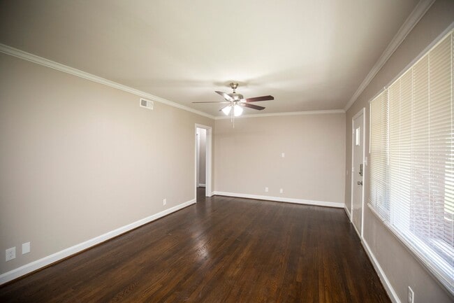Building Photo - ** 3 bed 1.5 bath located in Mcgehee-Allen...