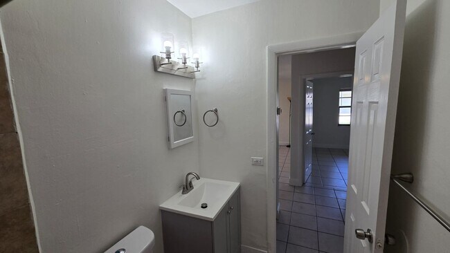 Building Photo - 6134 SW 40th Ct