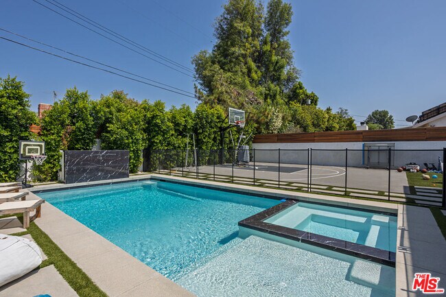 Building Photo - 6610 Farralone Ave