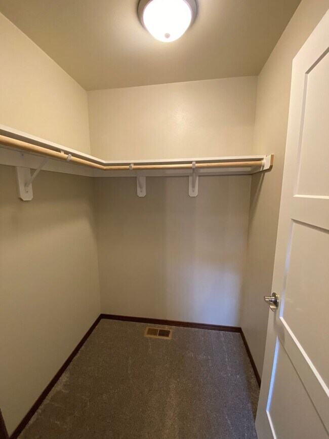 Building Photo - Beautiful 3 Bedroom 2.5  Bathroom Townhome w/ 2-car Garage - in the Eastmont School District!