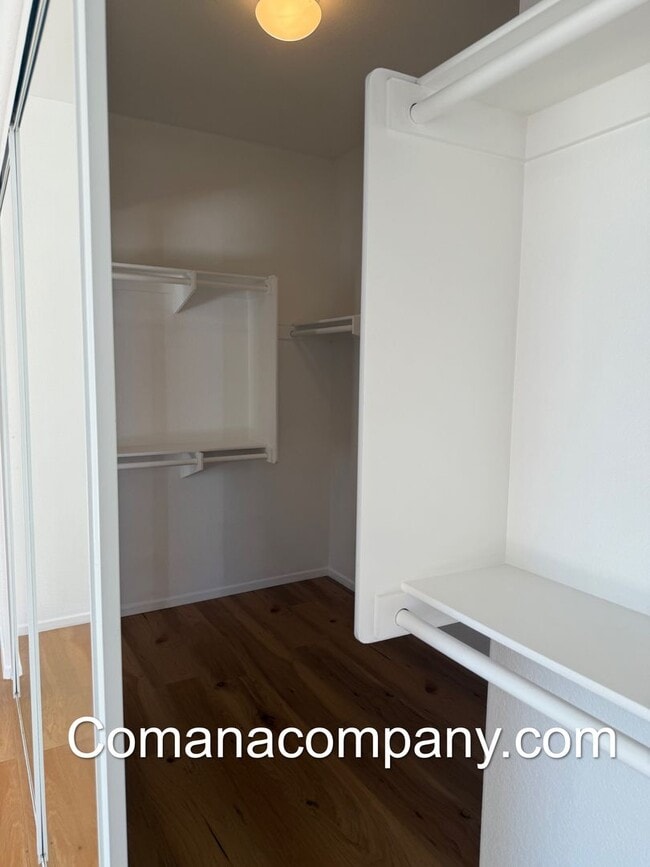 Building Photo - Gorgeous, spacious 3BR/2BA w views, yard, ...