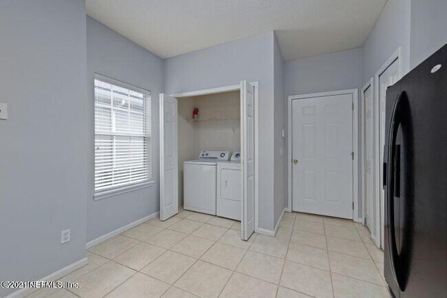 Building Photo - 631 Scrub Jay Dr