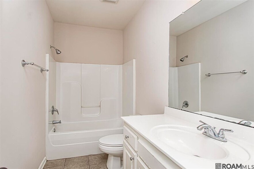 Building Photo - 9015 Westlake Ave