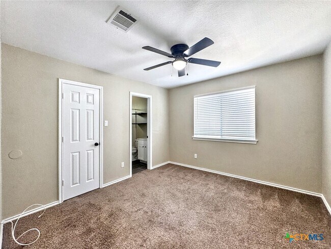 Building Photo - 833 Sagewood Trail
