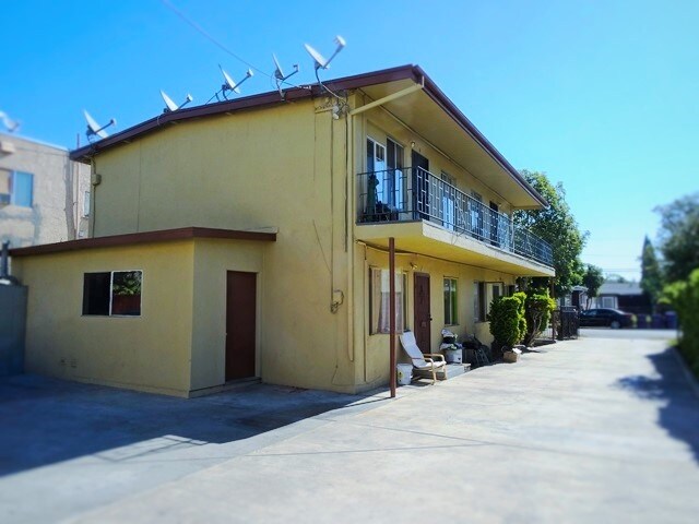 Building Photo - 2527 Elm Ave