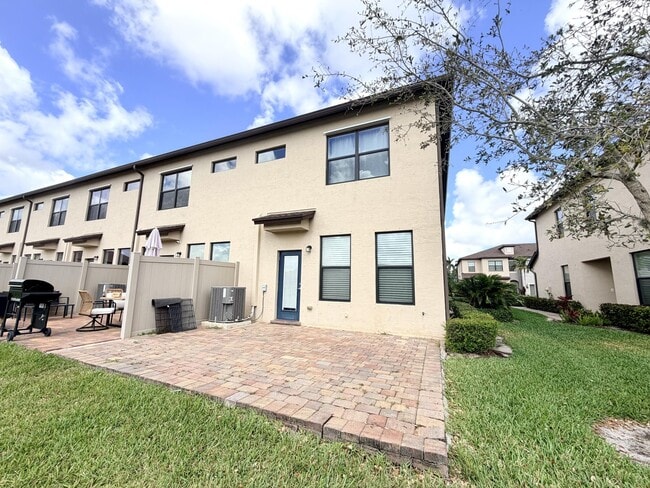 Building Photo - 2800 Troubadour St