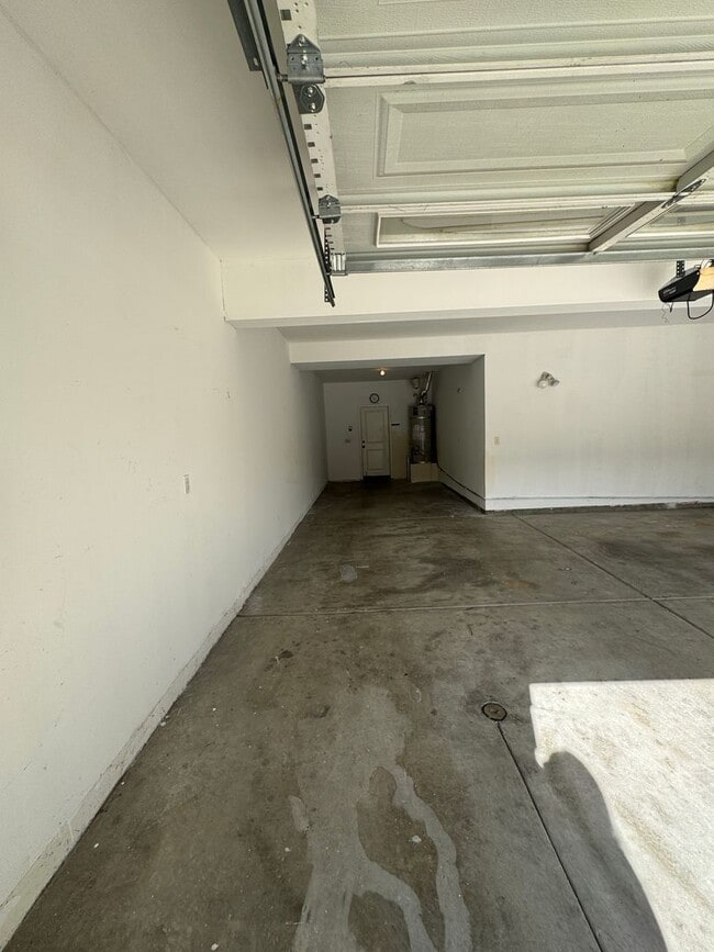 Building Photo - 6 bedroom 4.5 baths in Corona CA