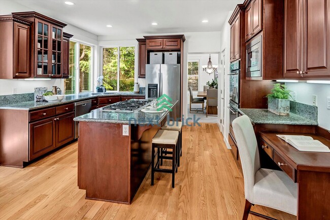 Building Photo - Spacious Home in Desirable Bellevue Neighb...