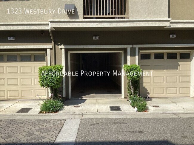 Building Photo - 1323 Westbury Dr