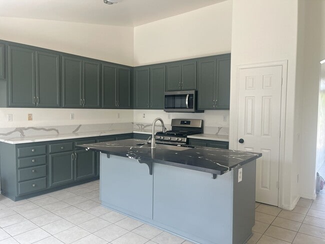 Building Photo - Spacious 4 Bedroom, 2 Bathroom Home | Avai...