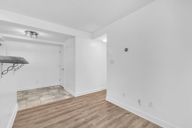 Building Photo - Large, Luxurious 2 Bedroom 2 Bath at Parkside at Alexandria