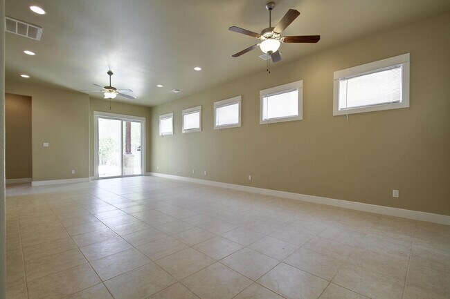 Building Photo - UT PRE-LEASE: Wood Floors, North Campus, Large Living Space, 2011 Construction, Custom High End K...