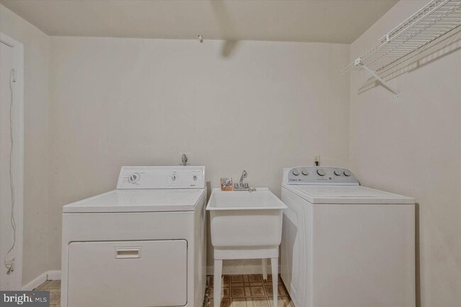 Building Photo - 7177 Lake Cove Dr