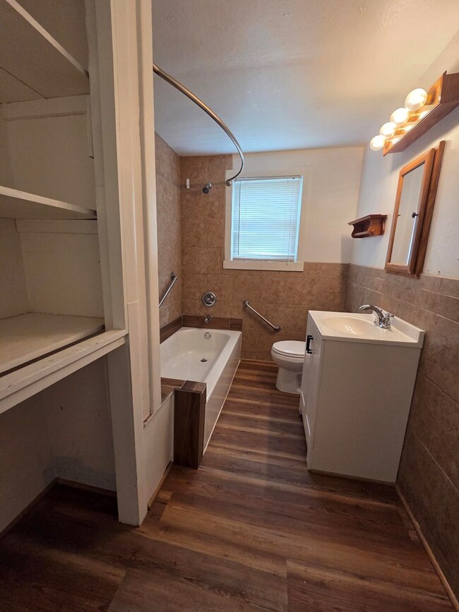 Building Photo - 3414 Riverside Dr