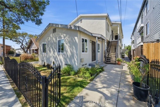 Building Photo - 1609 E 6th St