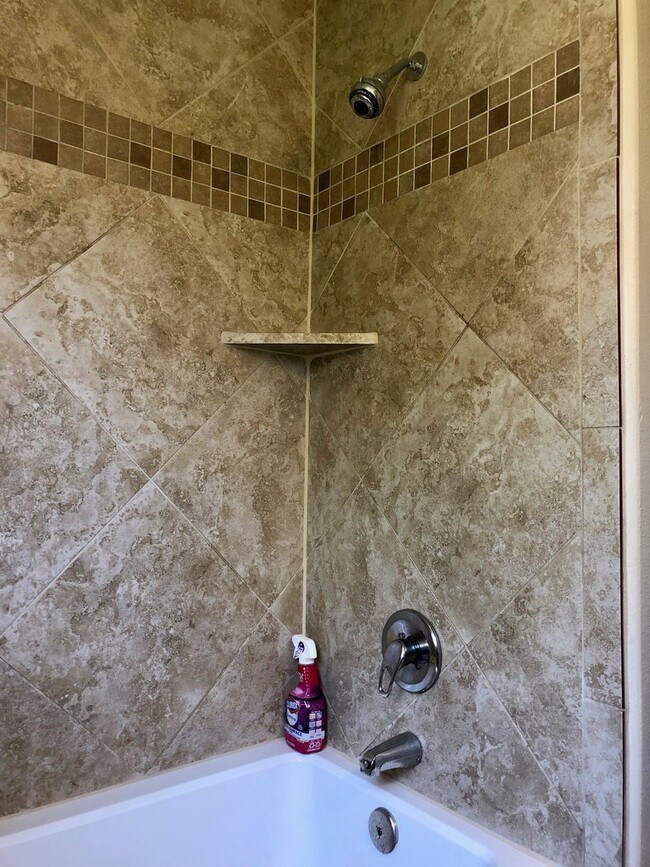 Building Photo - 3 Bedroom / 1.5 Bath / Large Fenced Backyard