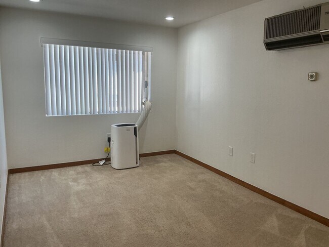 Building Photo - Los Caballeros #325