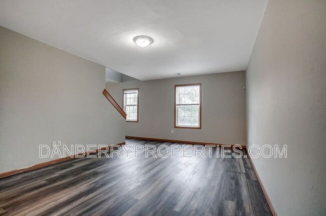 Building Photo - 1125 N Byrne Rd