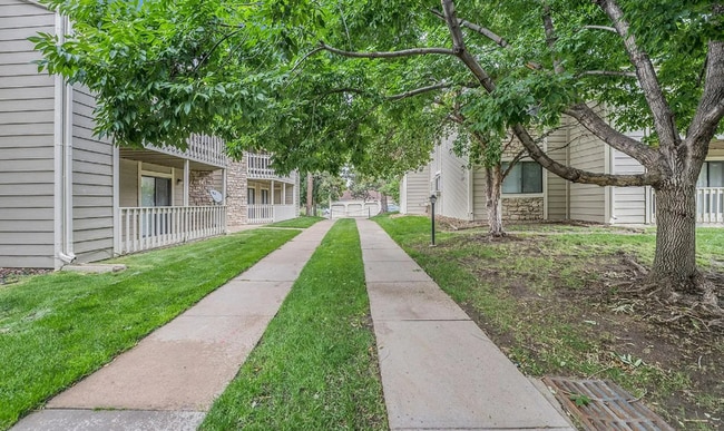 Building Photo - 2 bedroom/2 bathroom main level condo!
