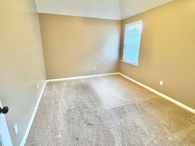 Building Photo - Stonebriar- Spacious 4 Bedroom 2.5 Bath Ho...