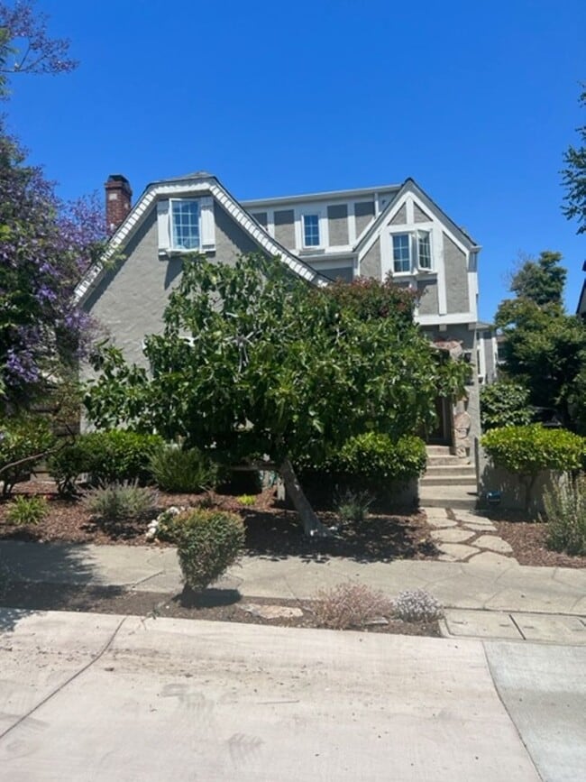 Building Photo - Beautiful, Spacious Rockridge Home!