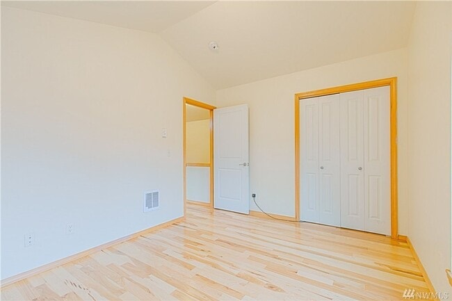 Building Photo - Charming 3-Story townhome located near Hig...