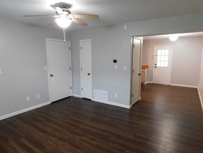 Building Photo - 2 Bed 1.5 Bath Condo