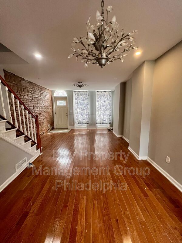 Building Photo - 827 Almond St