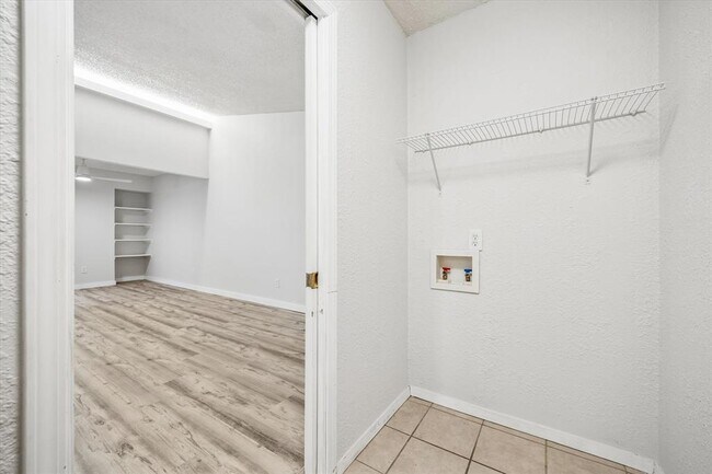 Building Photo - 904 Sirocco Dr
