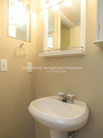 Building Photo - 637 Redstone Ave