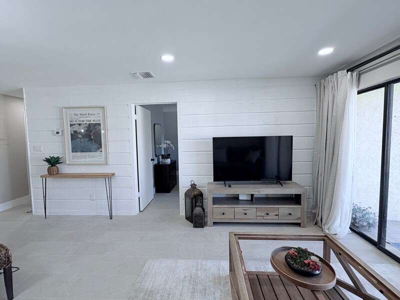 Building Photo - 2050 Oleander Blvd