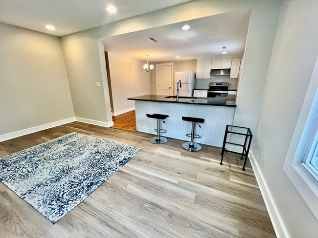 Building Photo - 435 Foxon Rd