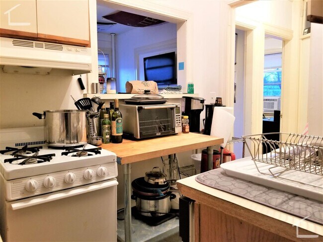 Building Photo - 2BR 1Bth unit. Heat/Hot Water included. Great location!