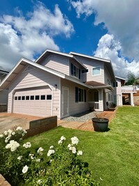 Building Photo - Beautiful & Spacious 5-Bedroom, 4-Bath Sin...