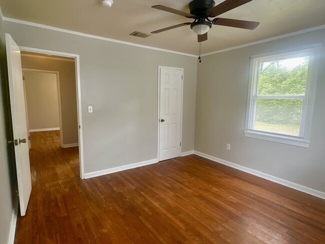 Building Photo - 2408 Giddens Dr