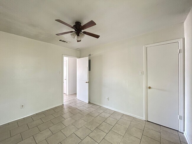 Building Photo - 1705 Cedarhill Dr