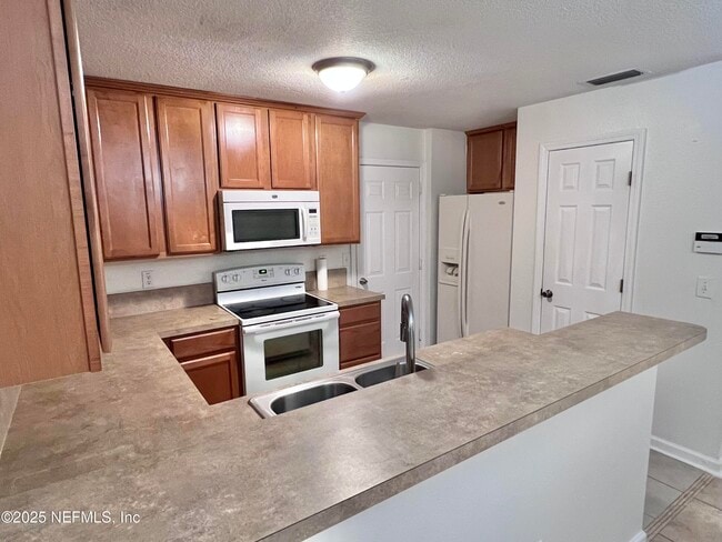 Building Photo - 302 Cherry Way