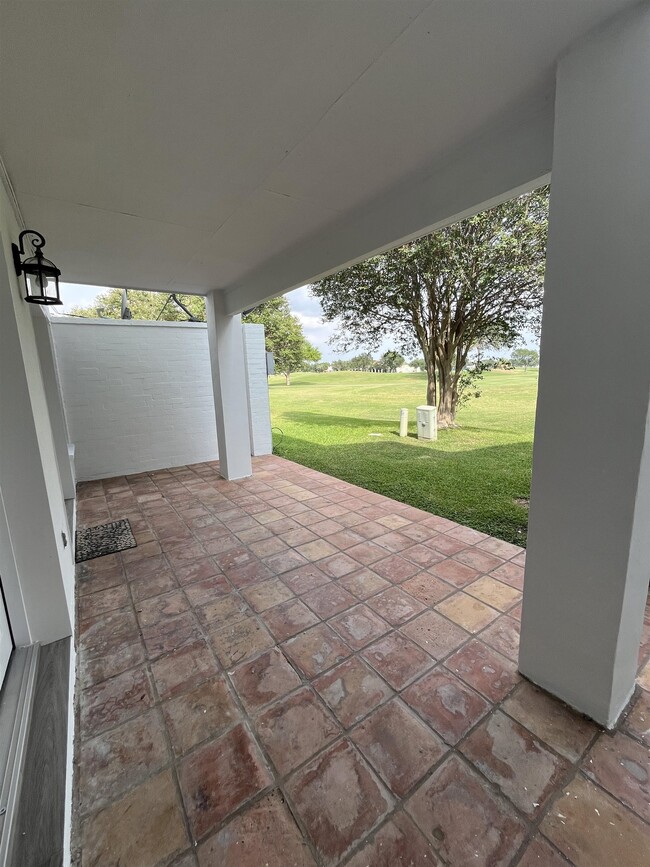 Building Photo - 1800 Country Club Dr