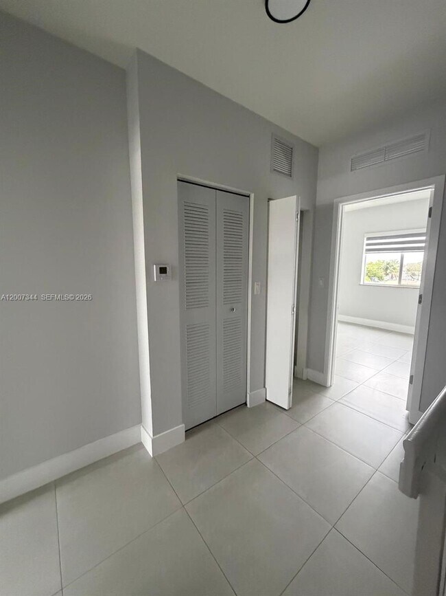 Building Photo - 381 E 50th St