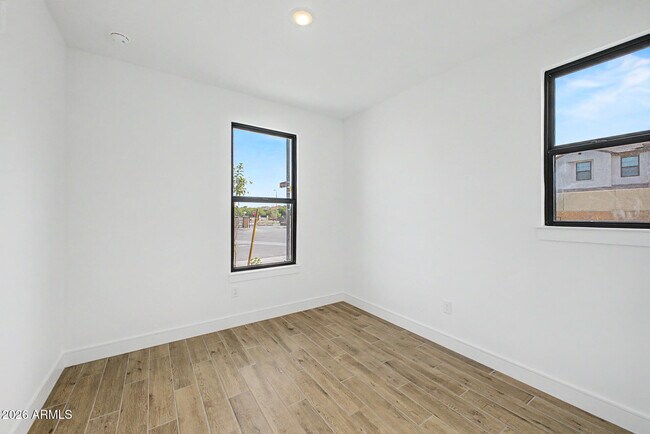 Building Photo - 1131 E Yellowstone Pl