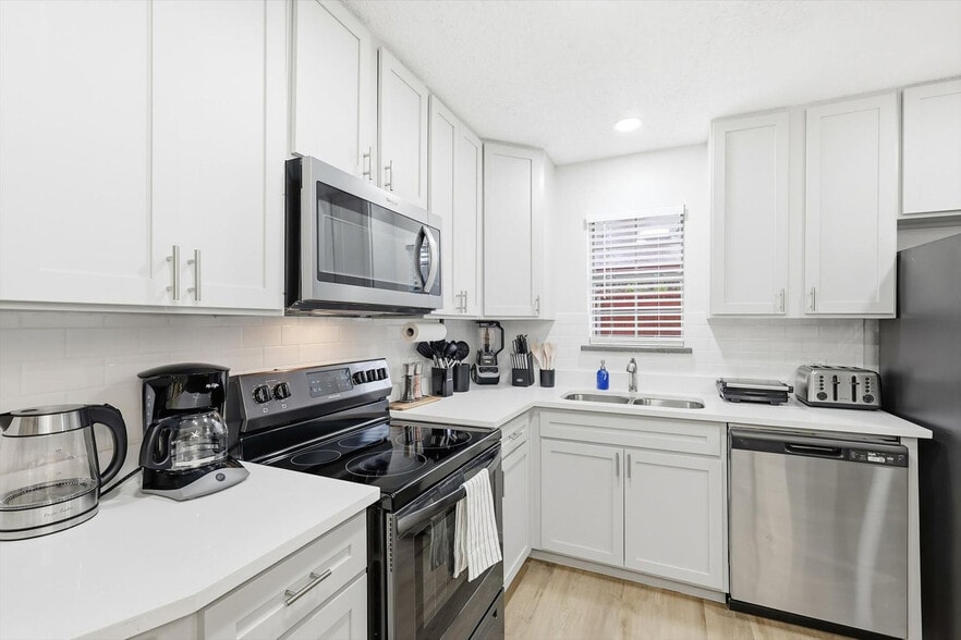 Building Photo - 2 St Charles Pl