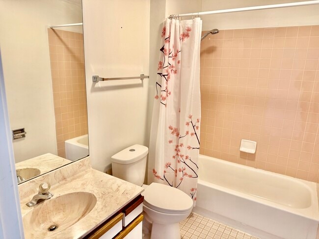 Building Photo - 909 Suffolk Ct