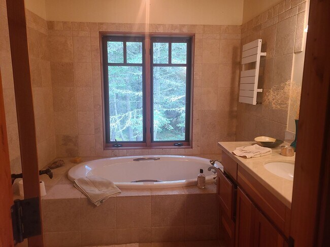 Building Photo - Lovely Rental Home on Cady Mountain