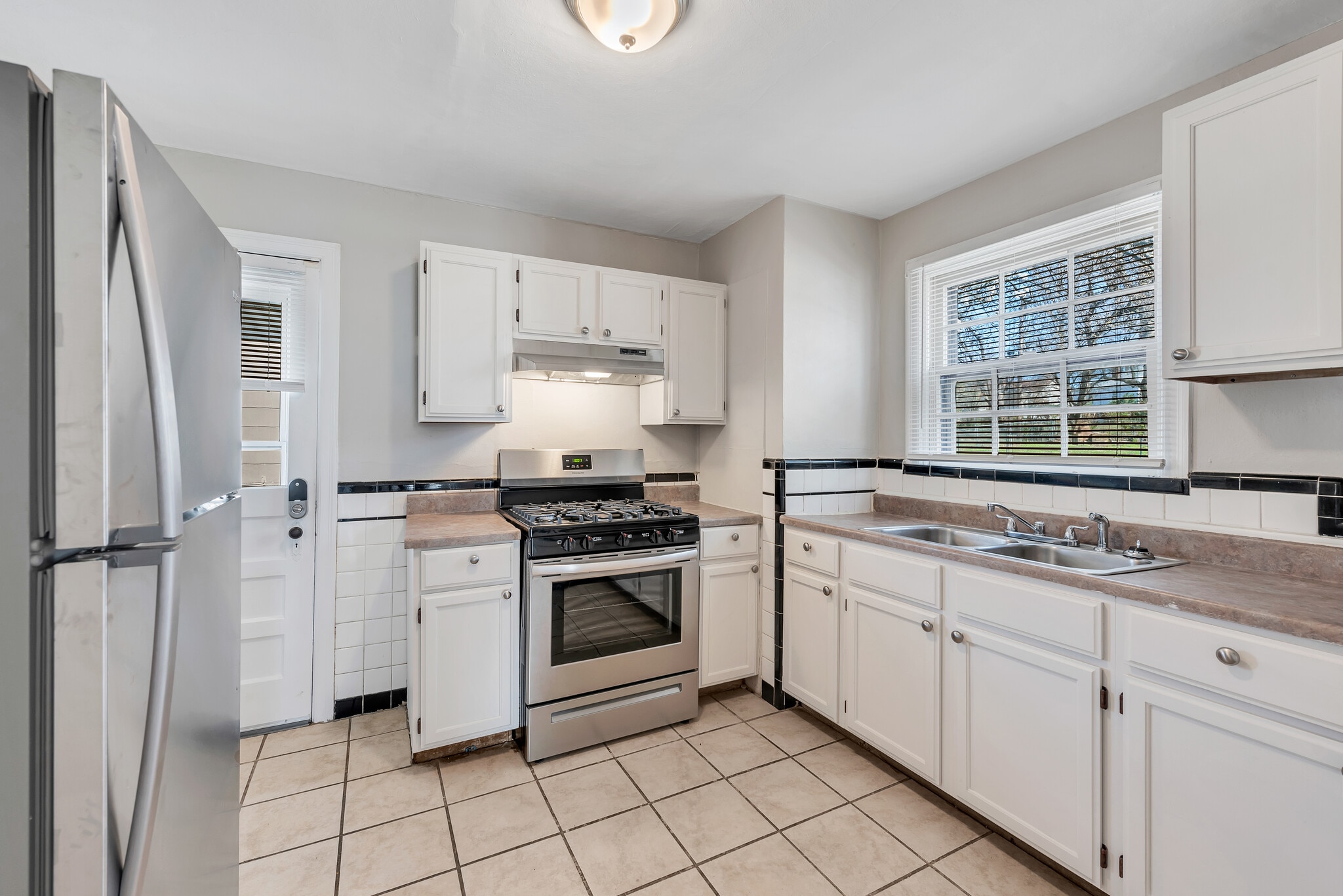 Building Photo - 7120 Roslyn Dr